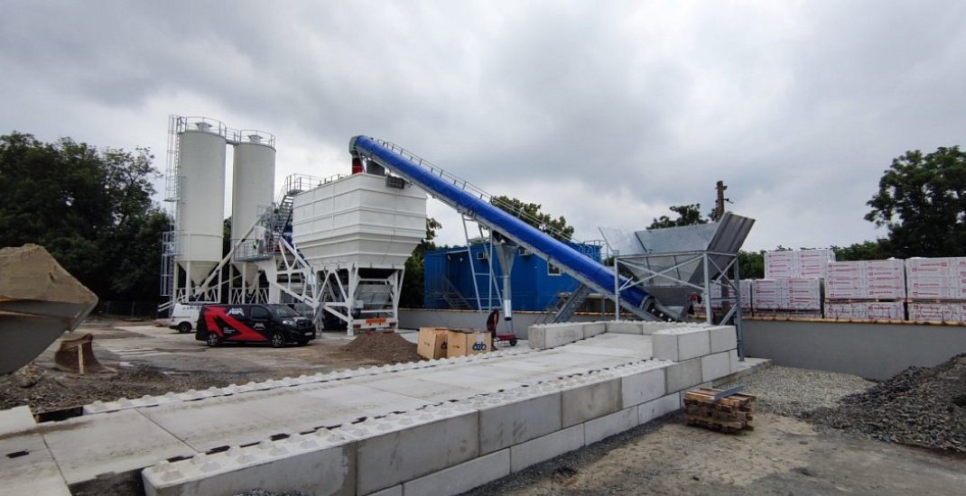 Montáž mobilní betonárny s dvouhřídelovou míchačkou 2m3